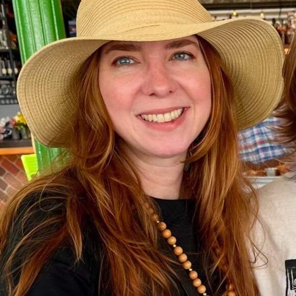 Meet your Posher, Cassandra - Picture 1 of 1